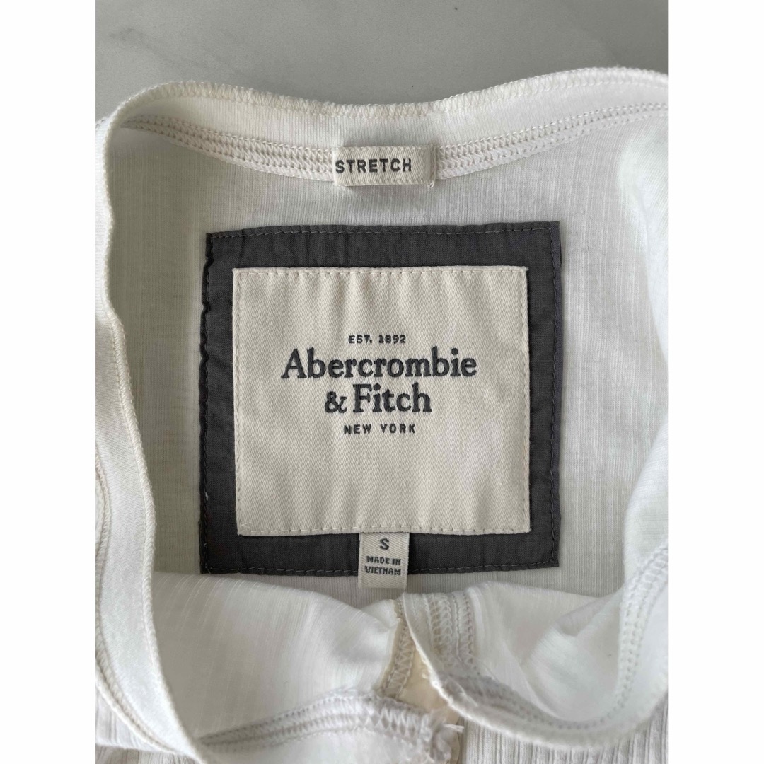 Abercrombie&Fitch(アバクロンビーアンドフィッチ)のアバクロ　Tシャツ レディースのトップス(Tシャツ(半袖/袖なし))の商品写真