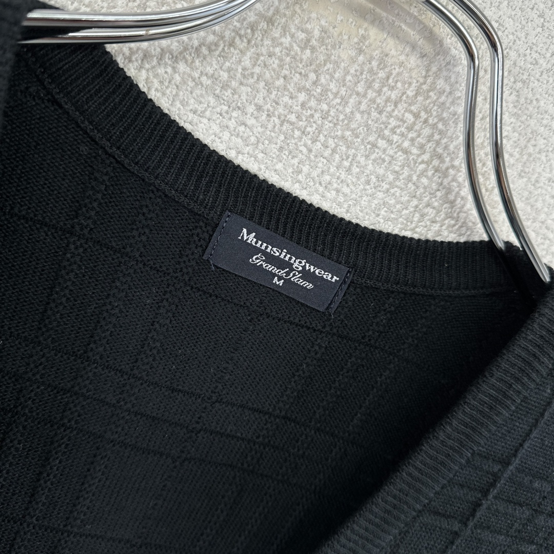 Munsingwear マンシングウェア ニットベスト ゴルフ コットン ブラック サイズM ヴィンテージ 衣 ネ メンズのトップス(ベスト)の商品写真