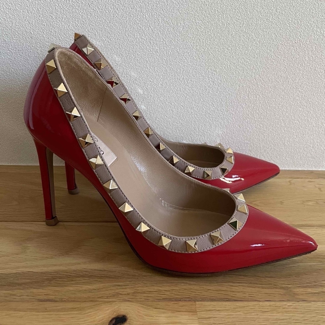 VALENTINO(ヴァレンティノ)のvalentino＊ロックスタッズパンプス　赤　36ハーフ レディースの靴/シューズ(ハイヒール/パンプス)の商品写真