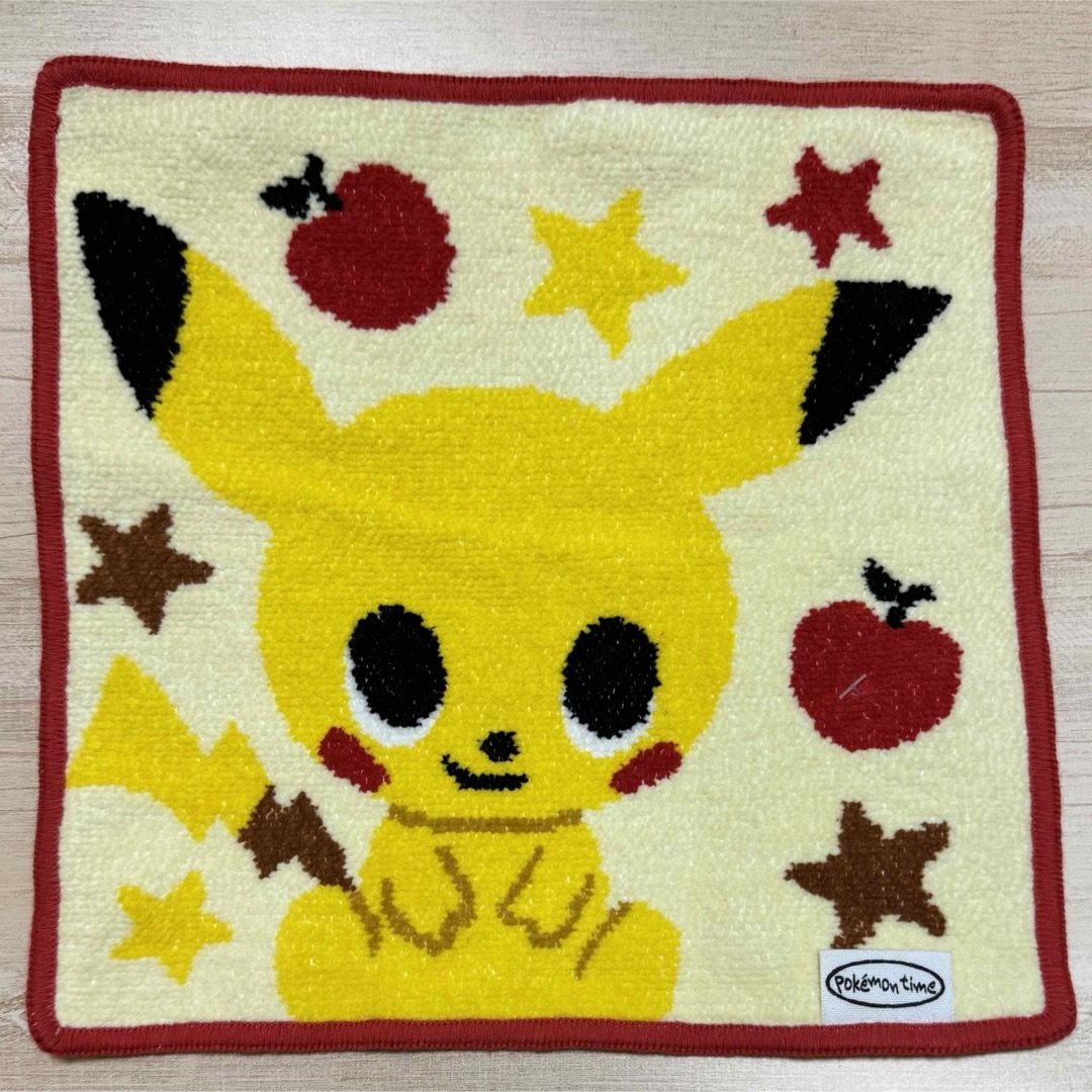 ポケモン(ポケモン)の新品タグ付き ポケモンセンター シェニール織りタオル ハンカチ ピカチュウ レディースのファッション小物(ハンカチ)の商品写真