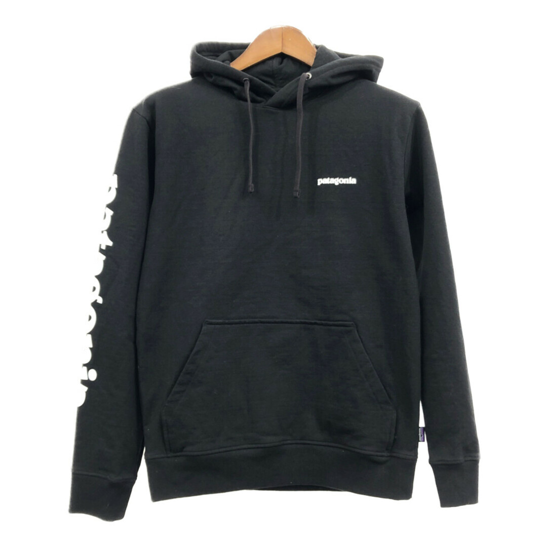 patagonia(パタゴニア)のpatagonia パタゴニア ロゴ スウェット パーカー アウトドア 袖プリント ワンポイント ブラック (メンズ S) 中古 古着 Q7063 メンズのトップス(パーカー)の商品写真