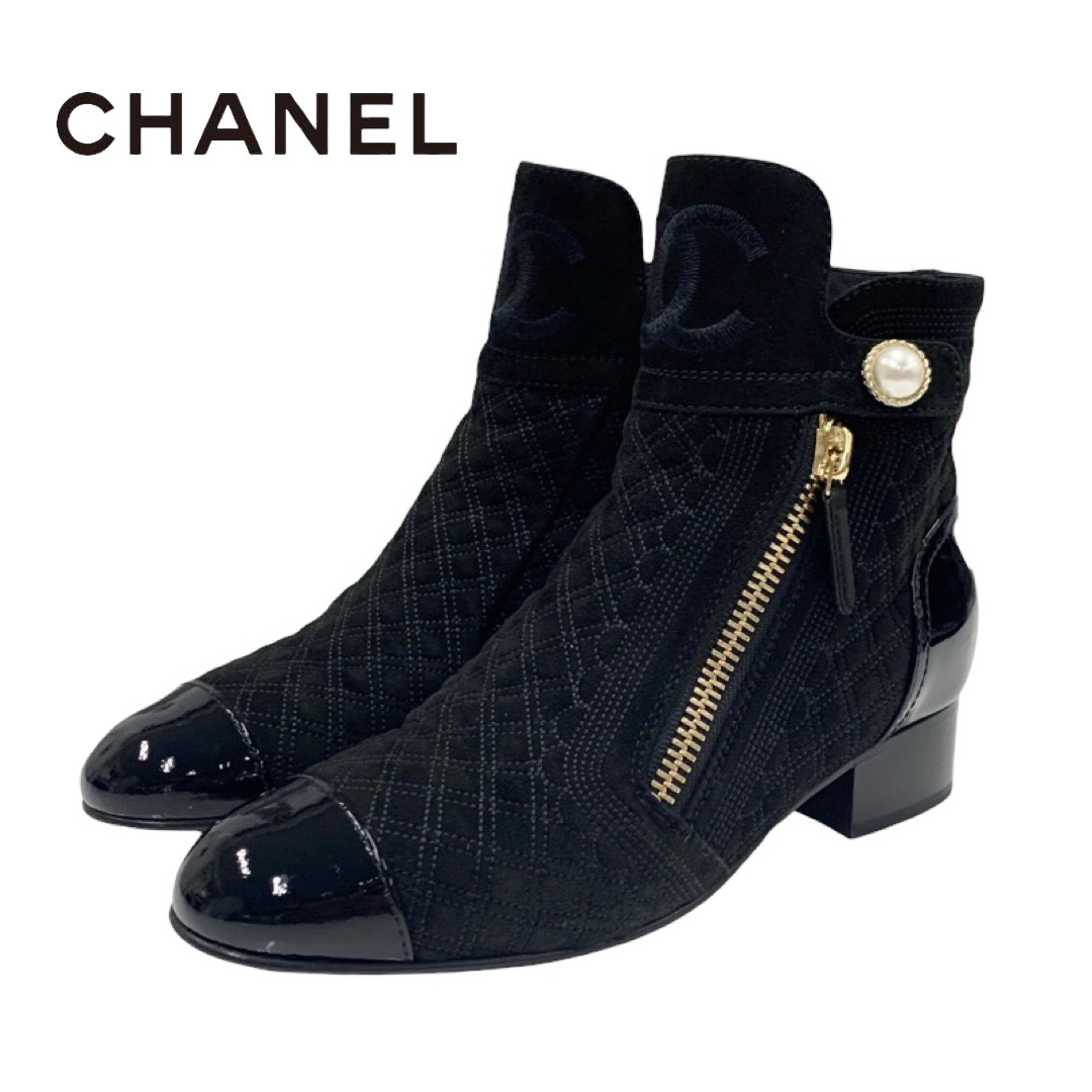 CHANEL(シャネル)のシャネル CHANEL ブーツ ショートブーツ 靴 シューズ スエード パテント ブラック 黒 ココマーク パール レディースの靴/シューズ(ブーツ)の商品写真