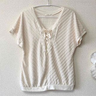 アクシーズファム(axes femme)のアクシーズファム　スカラップピンタック編み上げリボンカットソー　M9号　キナリ(Tシャツ(半袖/袖なし))