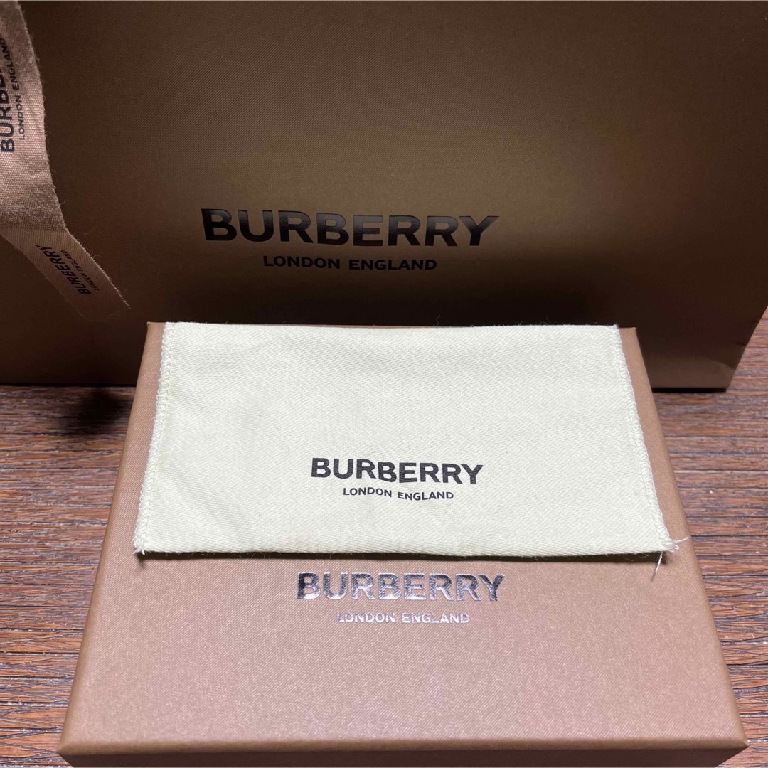 BURBERRY(バーバリー)の美品✨バーバリー　レザーカードケース　お財布 レディースのファッション小物(財布)の商品写真
