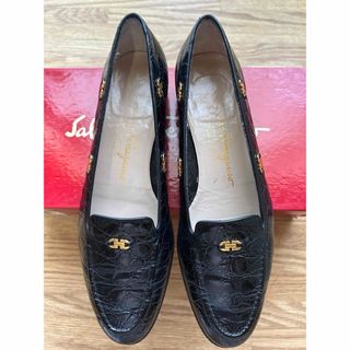 サルヴァトーレフェラガモ(Salvatore Ferragamo)のフェラガモ✴︎ローファー/ブラック/36.5/クロコ/フラットシューズ(ローファー/革靴)