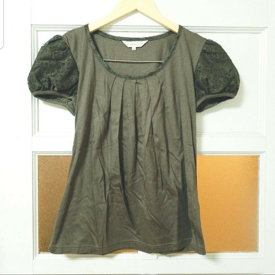 M-premier(エムプルミエ)のエムプルミエ 春夏 カーキ系ダークブラウン パフスリーブ カットソー M/9号 レディースのトップス(カットソー(半袖/袖なし))の商品写真