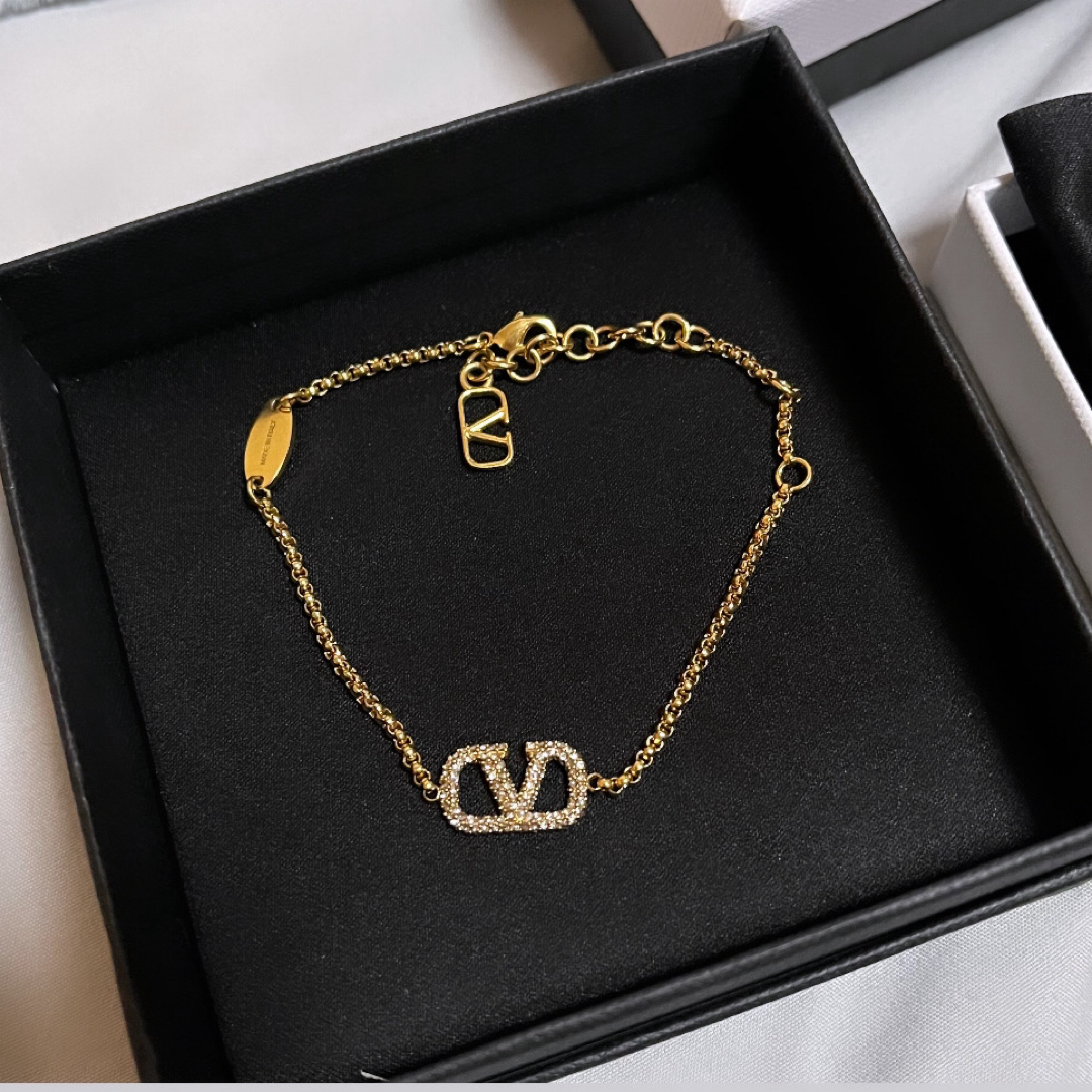 VALENTINO(ヴァレンティノ)のvalentino ブレスレット 最終今週まで レディースのアクセサリー(ブレスレット/バングル)の商品写真