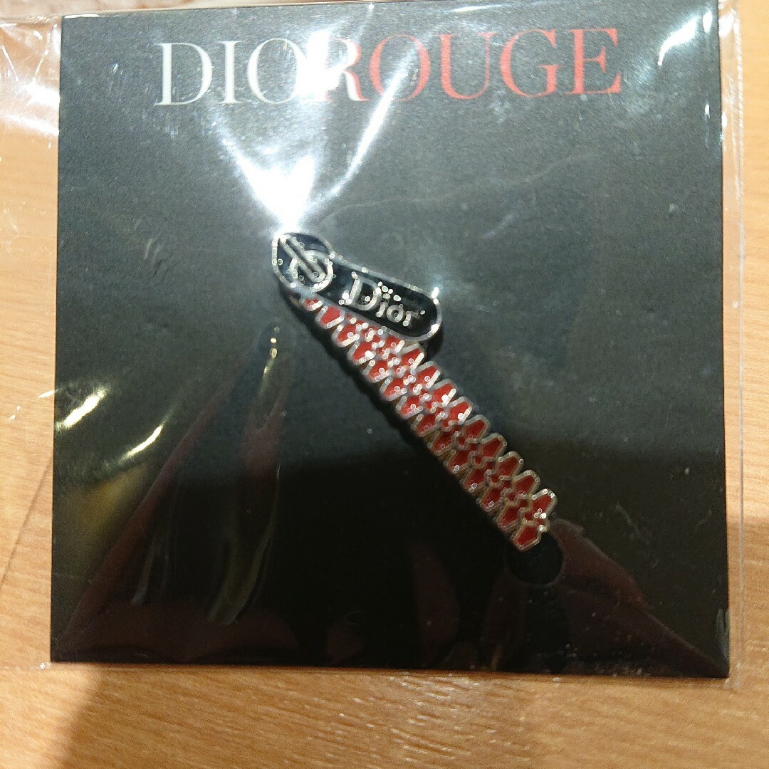 Dior(ディオール)の【新品】ディオールブローチ レッド レディースのアクセサリー(ブローチ/コサージュ)の商品写真