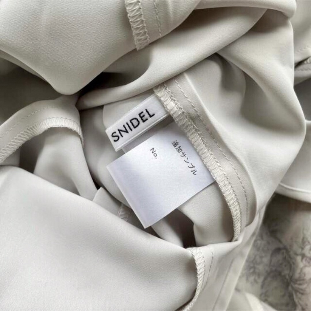 SNIDEL(スナイデル)の【美品】SNIDEL  オーガンギャザーパフスリワンピース ルミネ限定色 レディースのワンピース(ロングワンピース/マキシワンピース)の商品写真