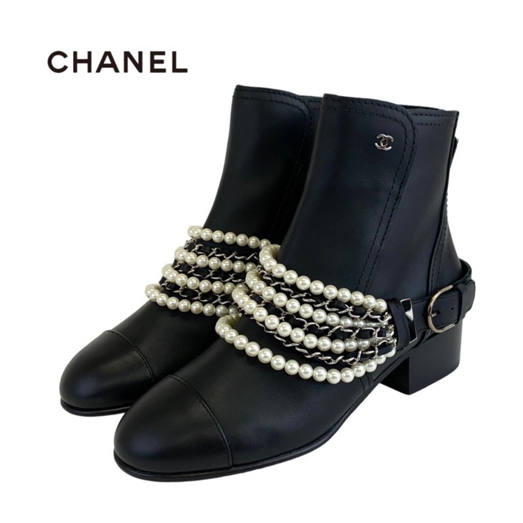 CHANEL(シャネル)のシャネル CHANEL ブーツ ショートブーツ 靴 シューズ レザー ブラック 黒 未使用 ココマーク パール チェーン ベルト レディースの靴/シューズ(ブーツ)の商品写真