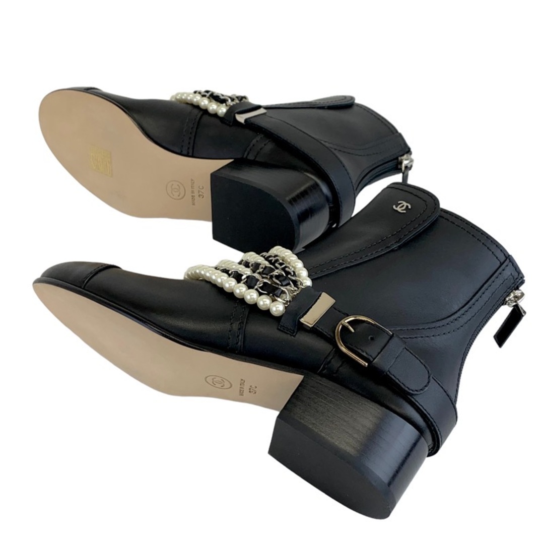 CHANEL(シャネル)のシャネル CHANEL ブーツ ショートブーツ 靴 シューズ レザー ブラック 黒 未使用 ココマーク パール チェーン ベルト レディースの靴/シューズ(ブーツ)の商品写真