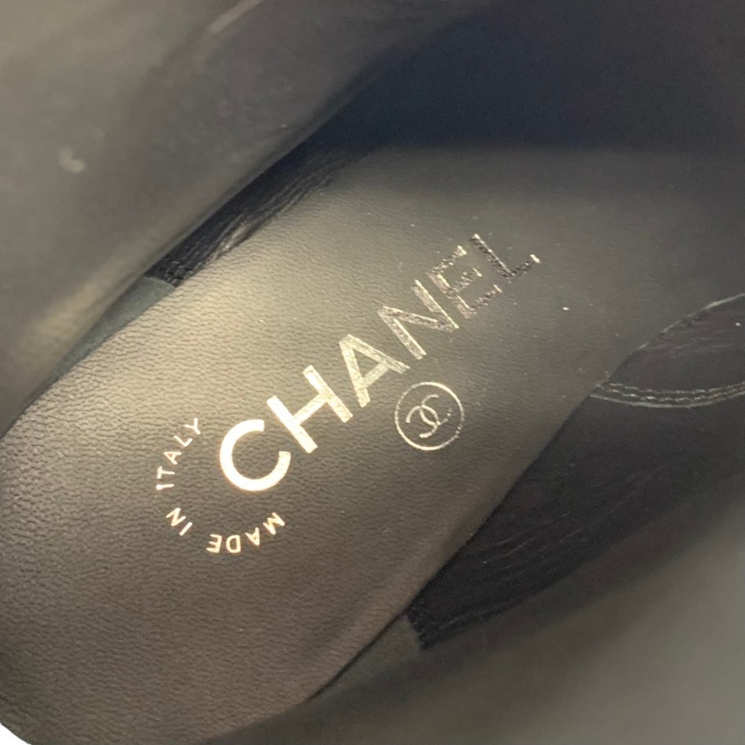 CHANEL(シャネル)のシャネル CHANEL ブーツ ショートブーツ 靴 シューズ レザー ブラック 黒 未使用 ココマーク パール チェーン ベルト レディースの靴/シューズ(ブーツ)の商品写真
