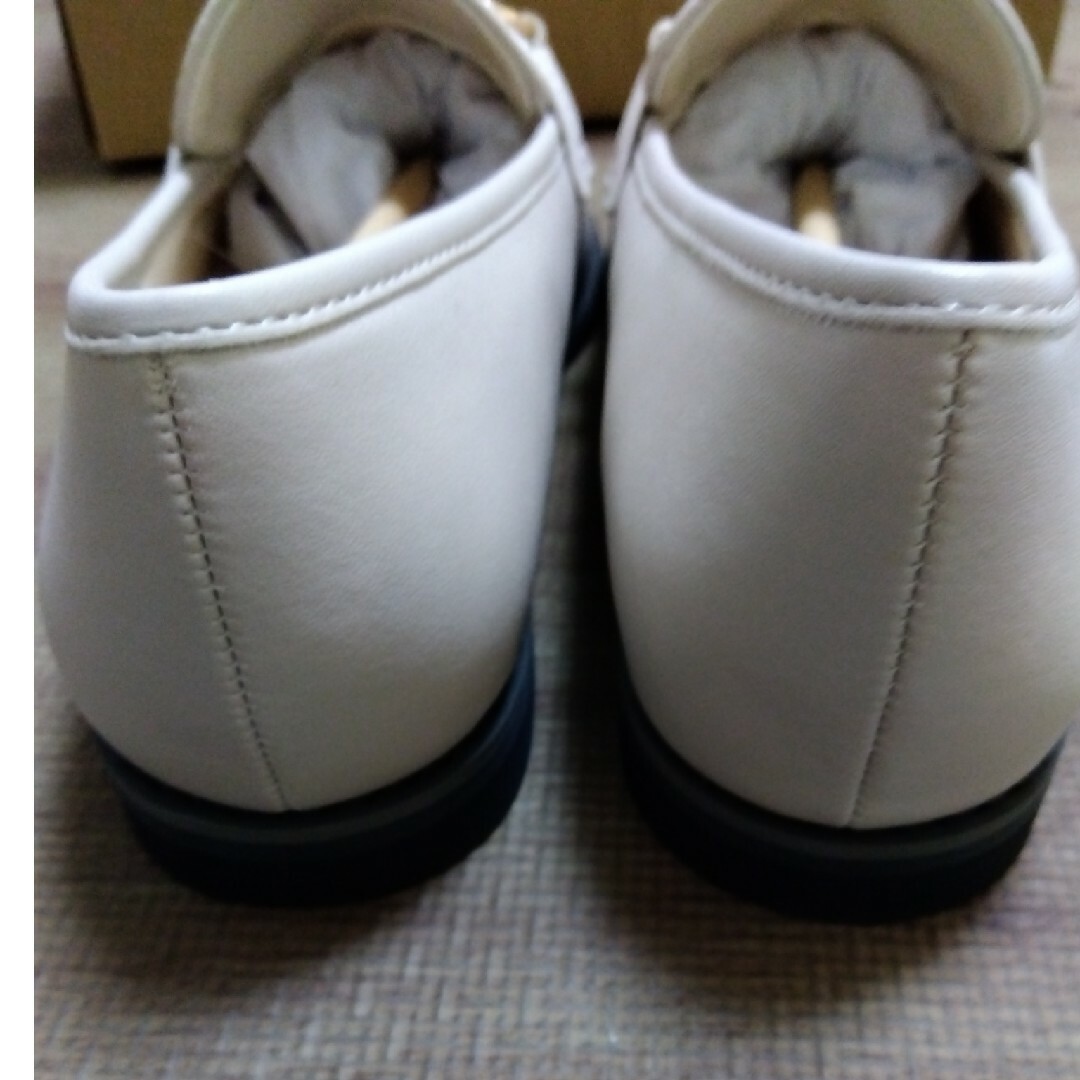 JELLY BEANS(ジェリービーンズ)のジェリービーンズ　ローファーアイボリー　雨天兼　22.5センチ用 レディースの靴/シューズ(ローファー/革靴)の商品写真