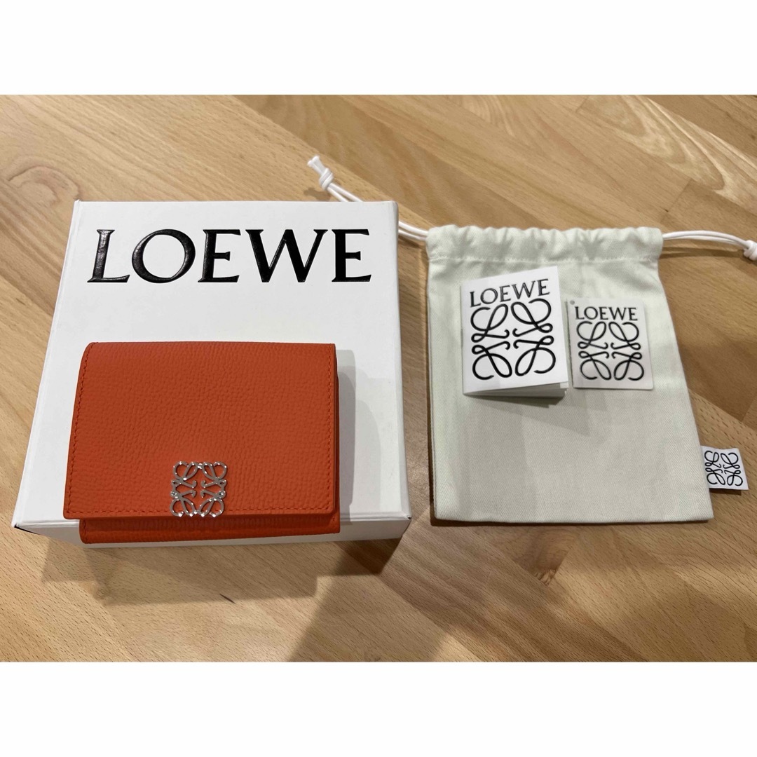 LOEWE(ロエベ)のLOEWE アナグラムトライフォールド　折りたたみ財布 レディースのファッション小物(財布)の商品写真