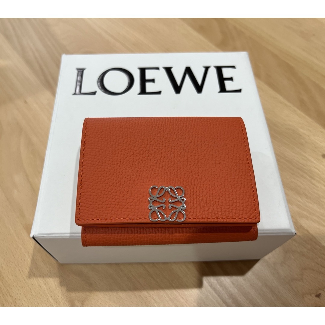LOEWE(ロエベ)のLOEWE アナグラムトライフォールド　折りたたみ財布 レディースのファッション小物(財布)の商品写真