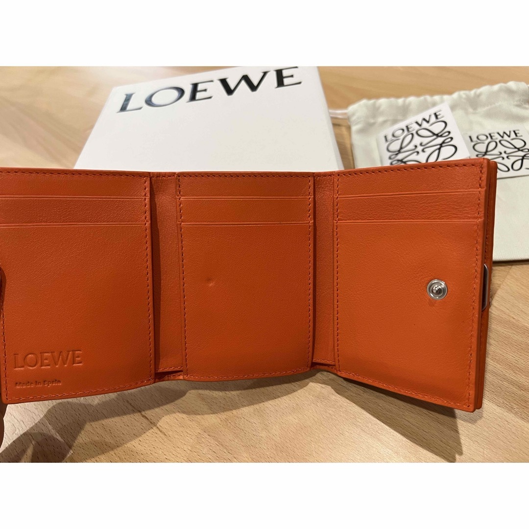 LOEWE(ロエベ)のLOEWE アナグラムトライフォールド　折りたたみ財布 レディースのファッション小物(財布)の商品写真