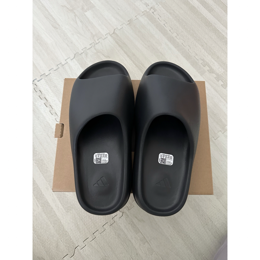 adidas(アディダス)のadidas YEEZY Slide Onyx 27.5cm メンズの靴/シューズ(サンダル)の商品写真