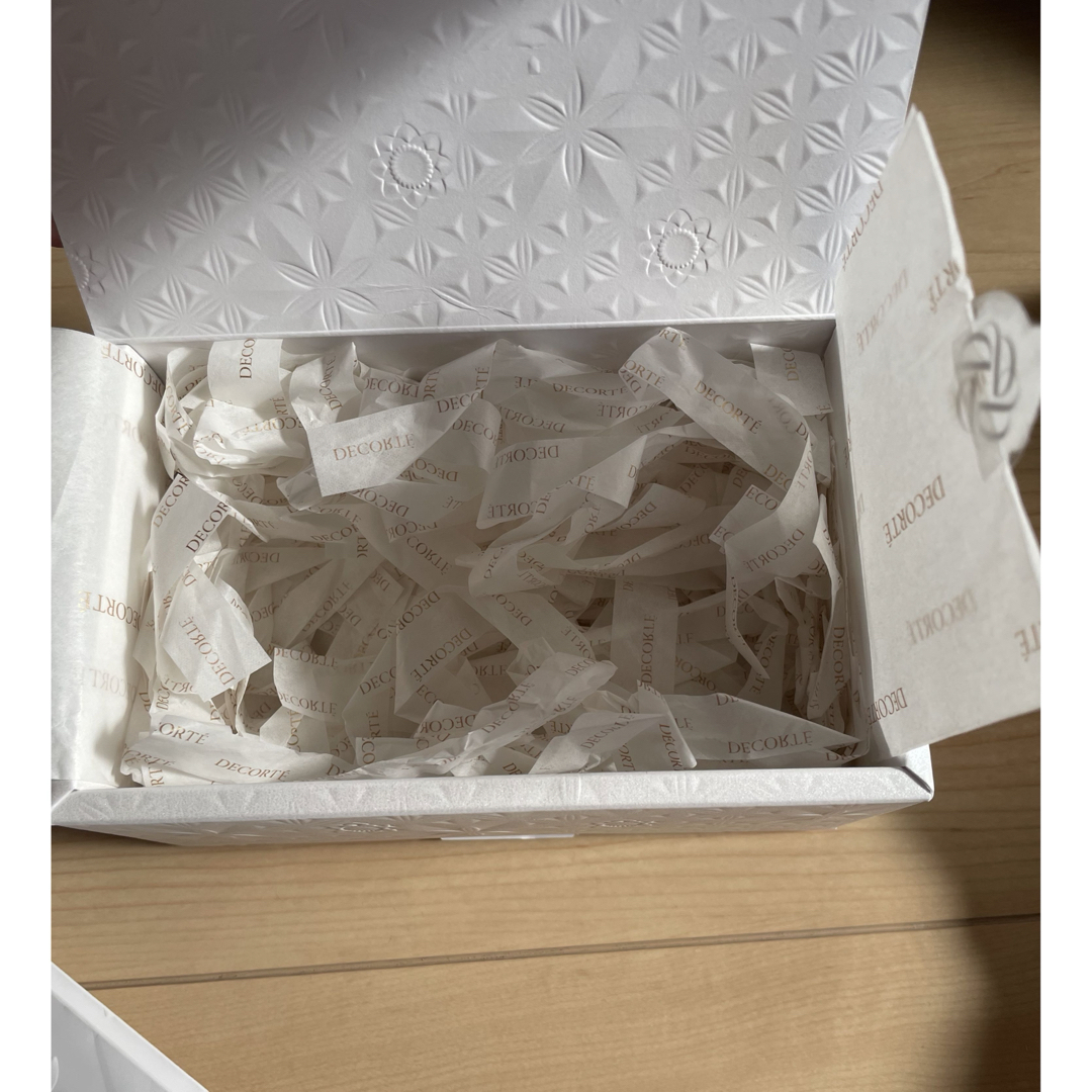 COSME DECORTE(コスメデコルテ)のデコルテ　ラッピング箱　紙袋セット インテリア/住まい/日用品のオフィス用品(ラッピング/包装)の商品写真