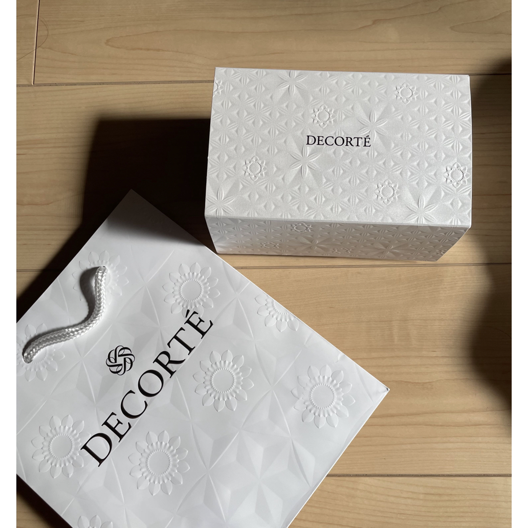 COSME DECORTE(コスメデコルテ)のデコルテ　ラッピング箱　紙袋セット インテリア/住まい/日用品のオフィス用品(ラッピング/包装)の商品写真