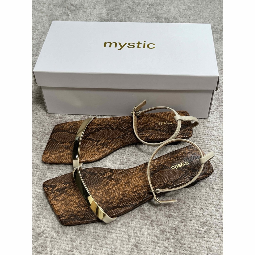 mystic(ミスティック)のmystic ゴールドプレートサンダル 箱あり ストラップサンダル ローヒール レディースの靴/シューズ(サンダル)の商品写真