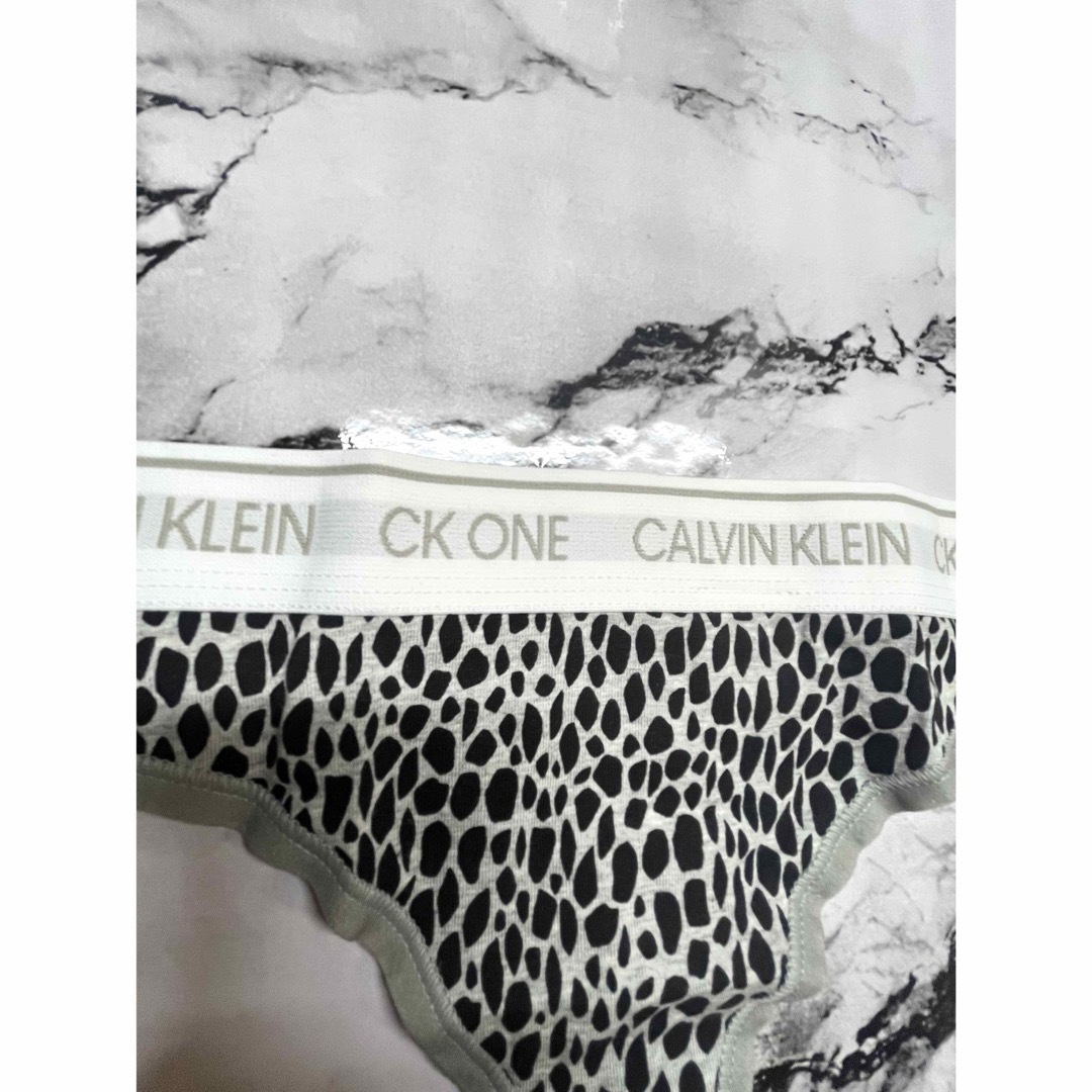 ck Calvin Klein(シーケーカルバンクライン)の【新品未使用】01 カルバンクライン　ヒョウ柄　Tバック　ショーツ　 レディースの下着/アンダーウェア(ショーツ)の商品写真