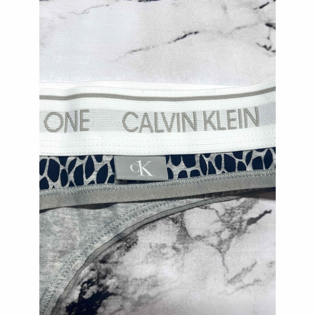 ck Calvin Klein(シーケーカルバンクライン)の【新品未使用】01 カルバンクライン　ヒョウ柄　Tバック　ショーツ　 レディースの下着/アンダーウェア(ショーツ)の商品写真
