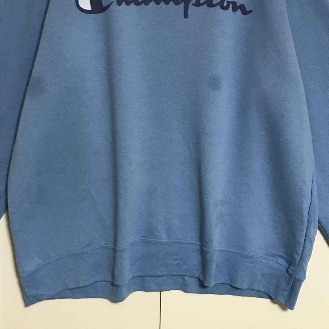 Champion(チャンピオン)の【ビッグサイズ】チャンピオン　センターロゴ入りトレーナー　ライトブルーE1199 レディースのトップス(トレーナー/スウェット)の商品写真