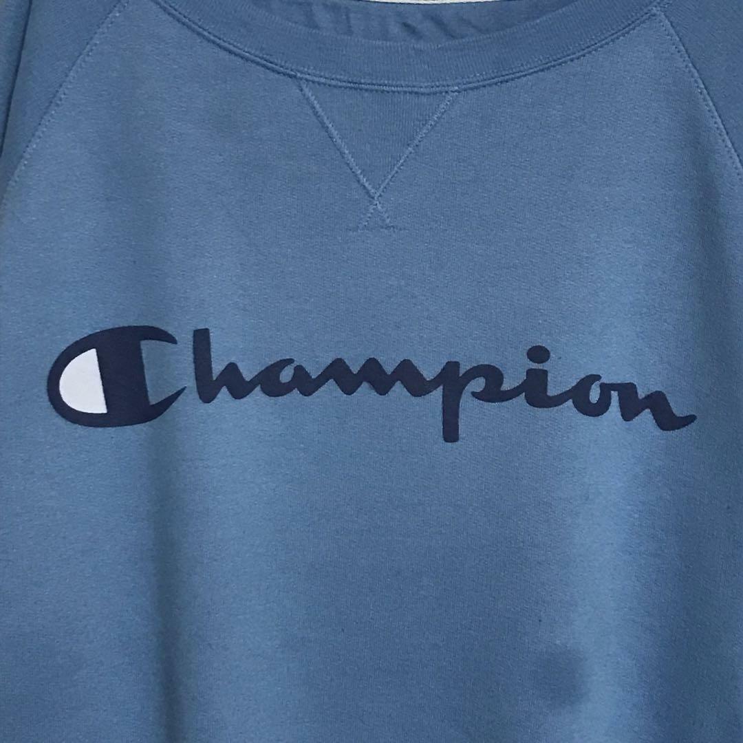 Champion(チャンピオン)の【ビッグサイズ】チャンピオン　センターロゴ入りトレーナー　ライトブルーE1199 レディースのトップス(トレーナー/スウェット)の商品写真