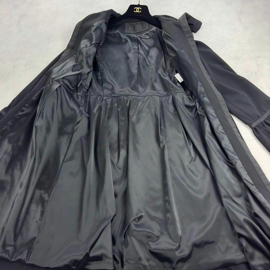 TO BE CHIC(トゥービーシック)のトゥービーシック　ダブルサテンフレアーコート　ブラック　スプリングコート　黒 レディースのジャケット/アウター(トレンチコート)の商品写真