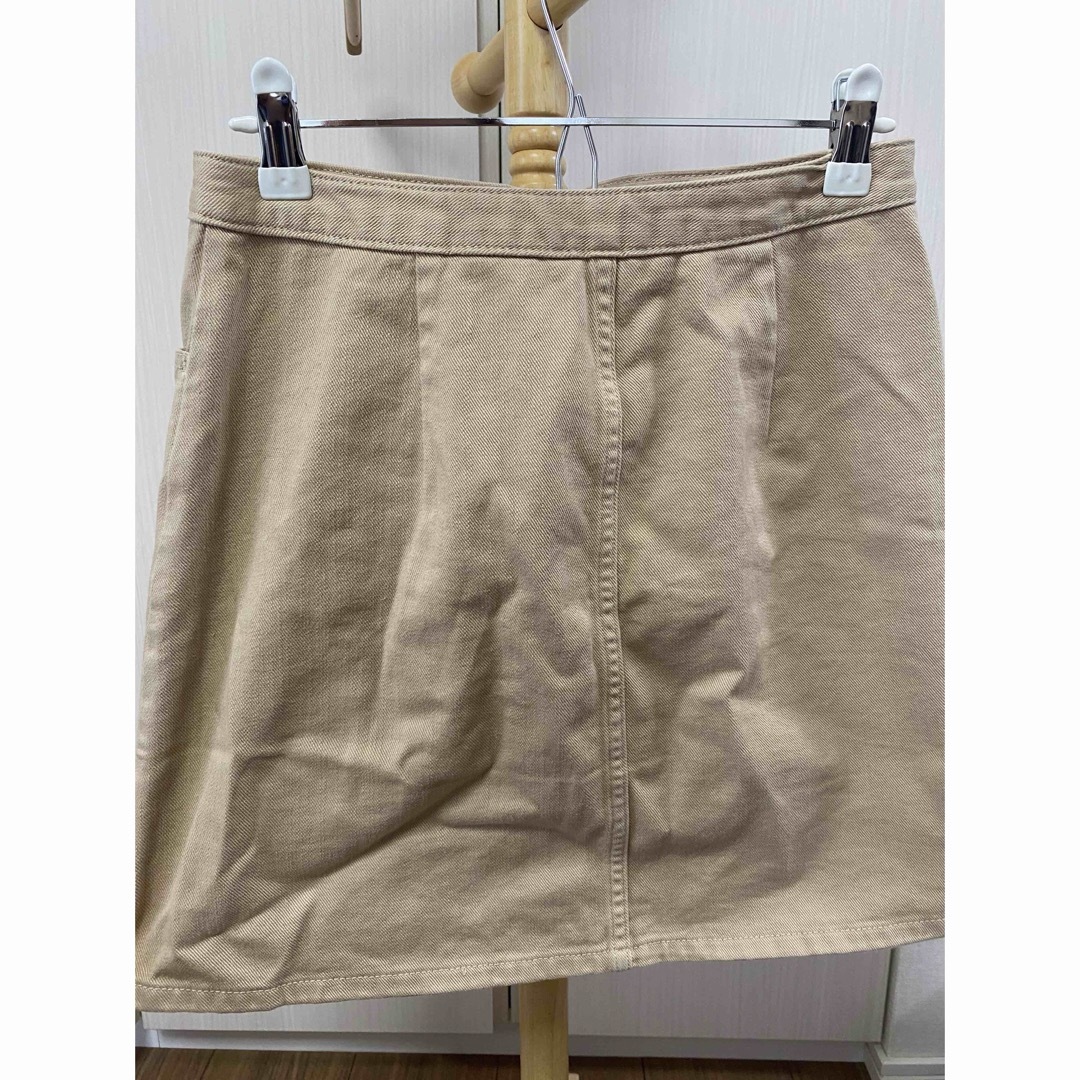 GU(ジーユー)のGU 台形 ベージュスカート レディースのスカート(ひざ丈スカート)の商品写真