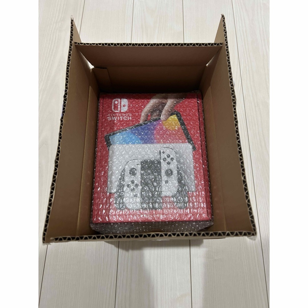 任天堂(ニンテンドウ)の【新品未開封】任天堂Switch有機ELモデルホワイト エンタメ/ホビーのゲームソフト/ゲーム機本体(家庭用ゲーム機本体)の商品写真