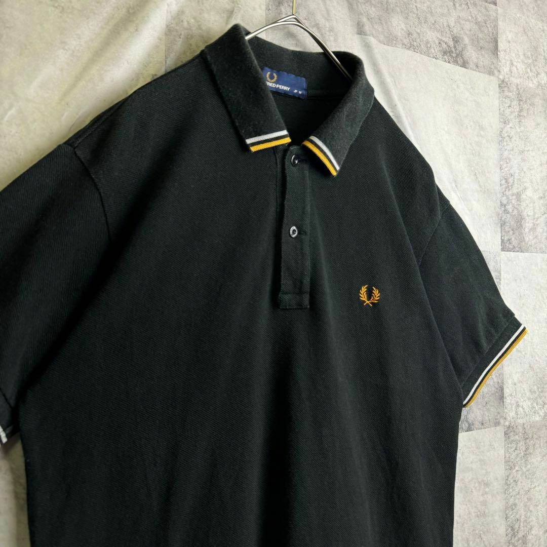 FRED PERRY(フレッドペリー)の美品 フレッドペリー 鹿子ポロシャツ 半袖 刺繍ロゴ 襟ライン ブラック M メンズのトップス(ポロシャツ)の商品写真