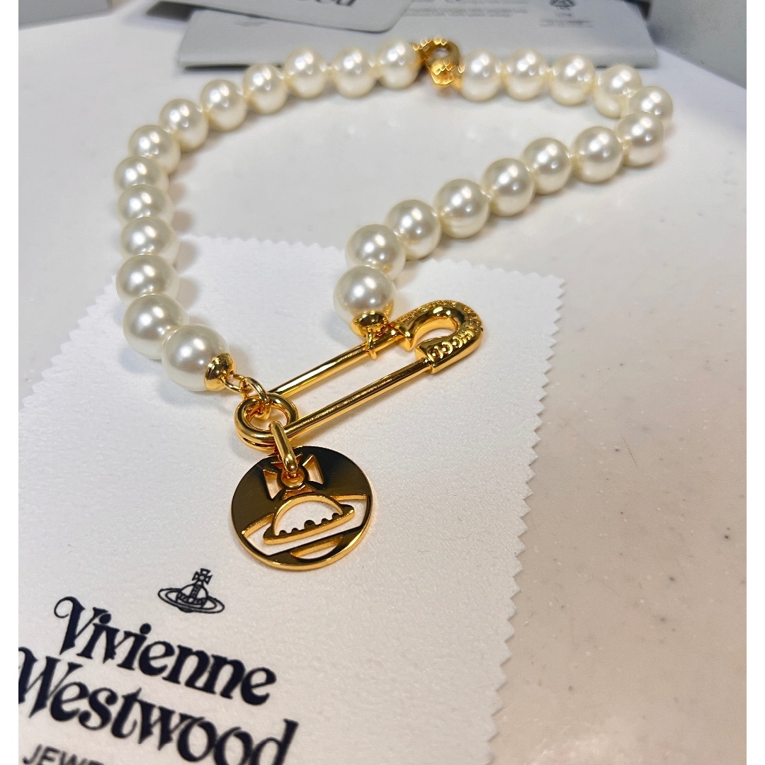Vivienne Westwood(ヴィヴィアンウエストウッド)のヴィヴィアンウエストウッド パール セーフティピン安全ピン オーブ ネックレス レディースのアクセサリー(ネックレス)の商品写真