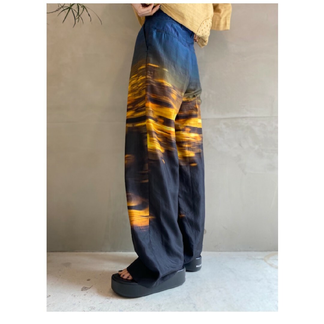 DRIES VAN NOTEN(ドリスヴァンノッテン)の未使用　ドリスヴァンノッテン　夕日柄パンツ　34 レディースのパンツ(カジュアルパンツ)の商品写真