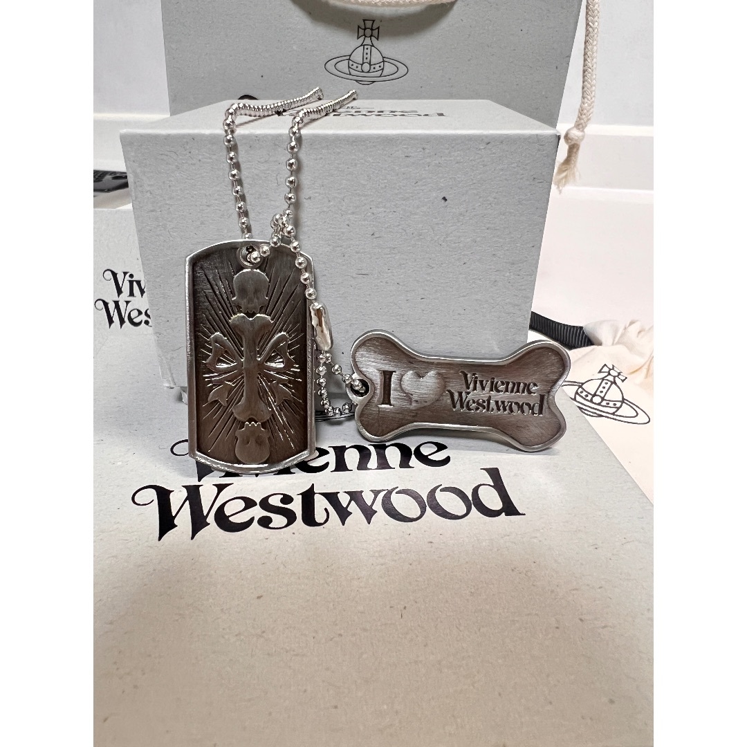 Vivienne Westwood(ヴィヴィアンウエストウッド)のヴィヴィアンウエストウッド 骸骨 ロゴ 札 ネックレス メンズのアクセサリー(ネックレス)の商品写真