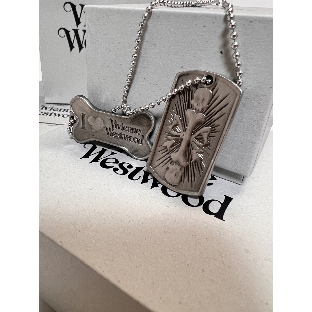 Vivienne Westwood(ヴィヴィアンウエストウッド)のヴィヴィアンウエストウッド 骸骨 ロゴ 札 ネックレス メンズのアクセサリー(ネックレス)の商品写真