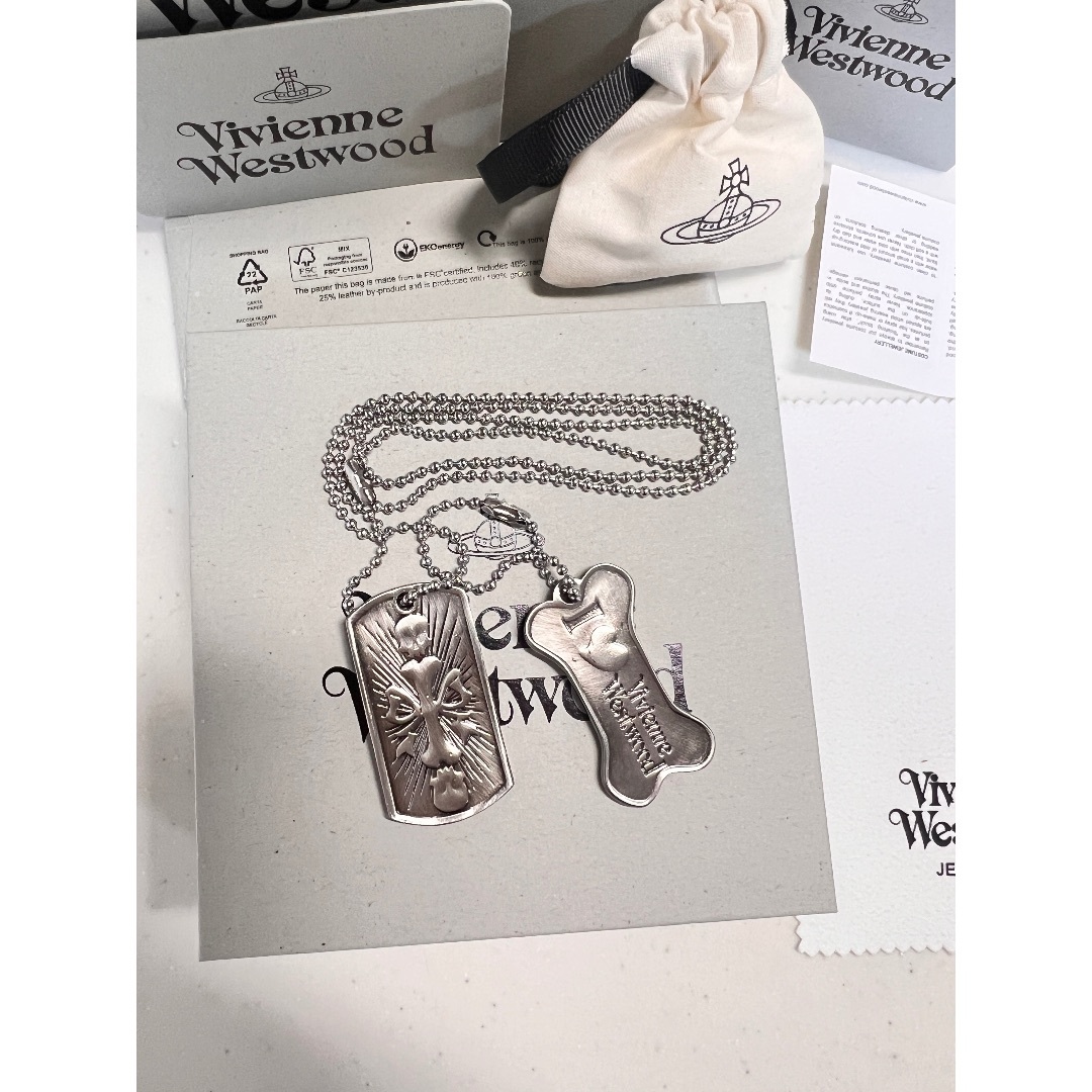 Vivienne Westwood(ヴィヴィアンウエストウッド)のヴィヴィアンウエストウッド 骸骨 ロゴ 札 ネックレス メンズのアクセサリー(ネックレス)の商品写真