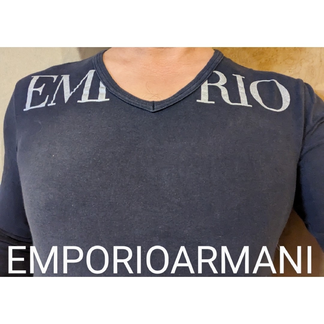 Emporio Armani(エンポリオアルマーニ)のEMPORIOARMANI胸元背中ブランドプリント伸縮生地Vネックロングtシャツ メンズのトップス(Tシャツ/カットソー(七分/長袖))の商品写真