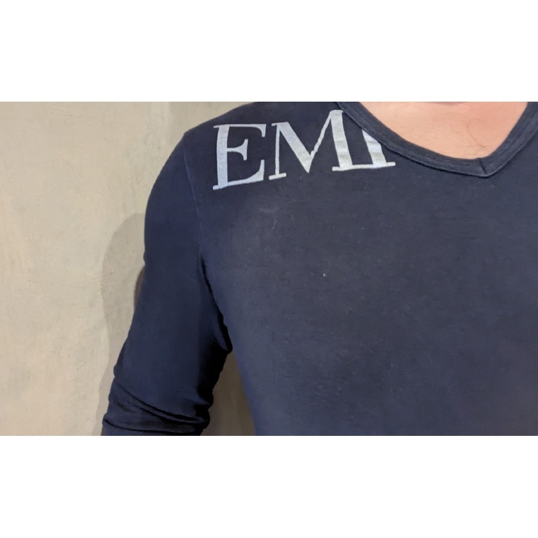 Emporio Armani(エンポリオアルマーニ)のEMPORIOARMANI胸元背中ブランドプリント伸縮生地Vネックロングtシャツ メンズのトップス(Tシャツ/カットソー(七分/長袖))の商品写真