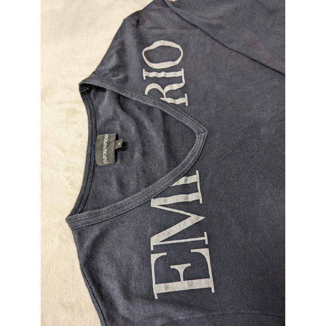 Emporio Armani(エンポリオアルマーニ)のEMPORIOARMANI胸元背中ブランドプリント伸縮生地Vネックロングtシャツ メンズのトップス(Tシャツ/カットソー(七分/長袖))の商品写真