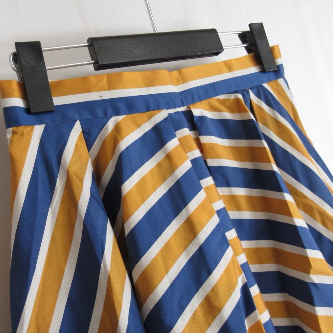 agnes b.(アニエスベー)のagnes b. サテン織 フレア スカート タック ボトムス 38 フレンチ レディースのスカート(ミニスカート)の商品写真