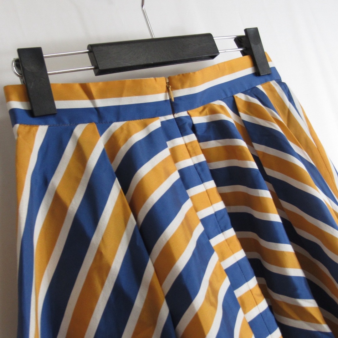 agnes b.(アニエスベー)のagnes b. サテン織 フレア スカート タック ボトムス 38 フレンチ レディースのスカート(ミニスカート)の商品写真