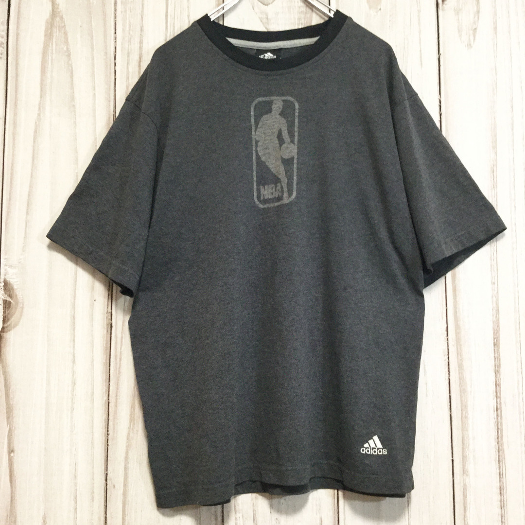 adidas(アディダス)の【アディダス NBA 半袖ビッグロゴTシャツ】USA古着 リンガーT L グレー メンズのトップス(Tシャツ/カットソー(半袖/袖なし))の商品写真