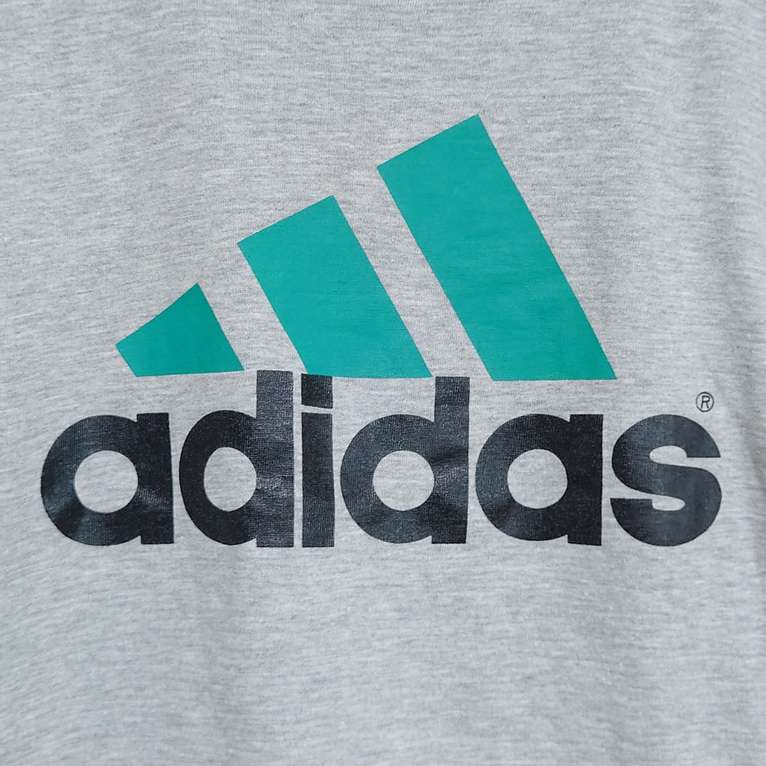 adidas(アディダス)の【アディダス 半袖ビッグロゴTシャツ】M グレー adidas 古着 メンズのトップス(Tシャツ/カットソー(半袖/袖なし))の商品写真