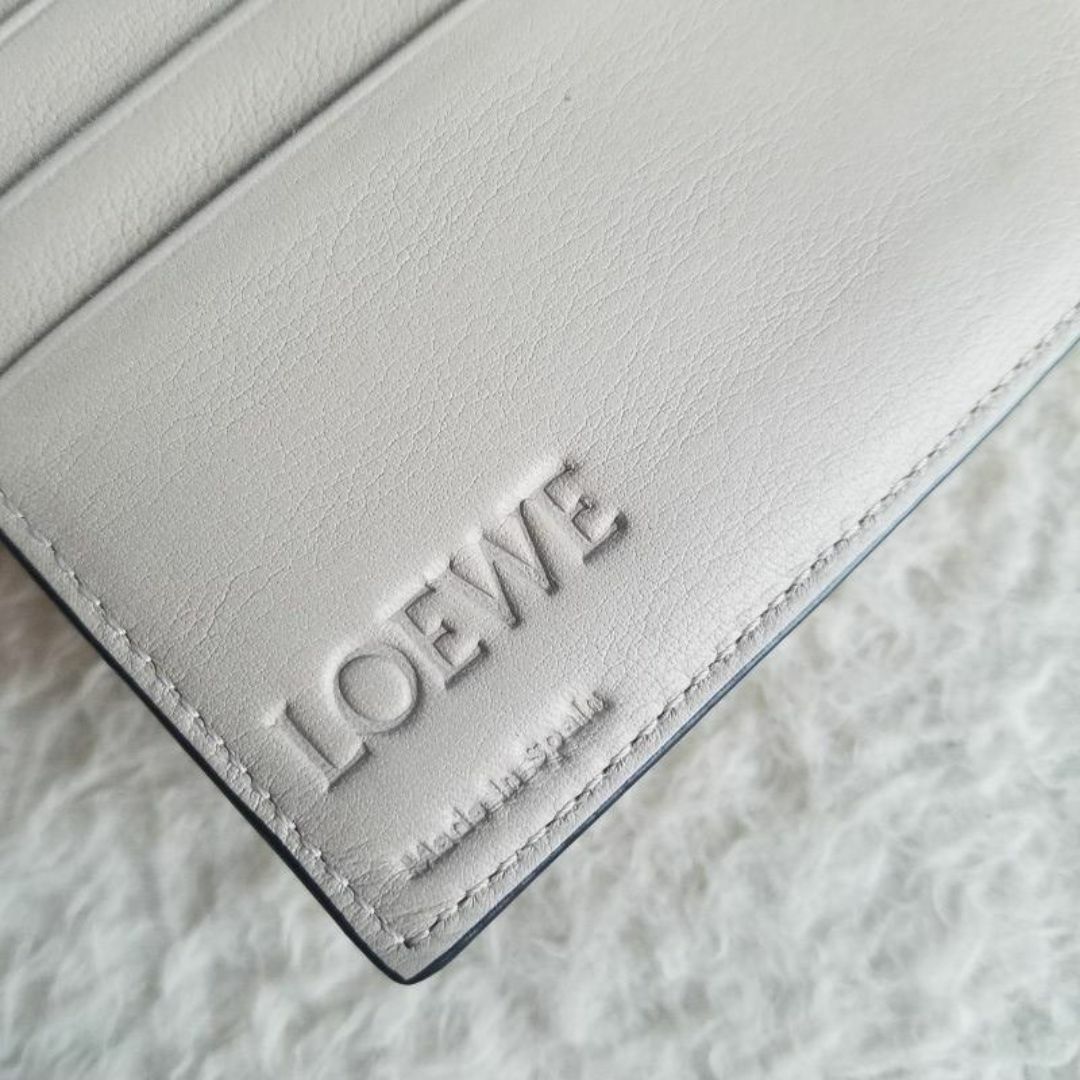 LOEWE(ロエベ)の新品 訳あり LOEWE ロエベ ミディアム バーティカル 2つ折り財布 レディースのファッション小物(財布)の商品写真