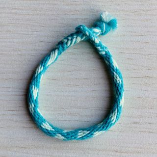 【ハンドメイド】水色さんかく柄 ミサンガ 組紐 ブレスレット