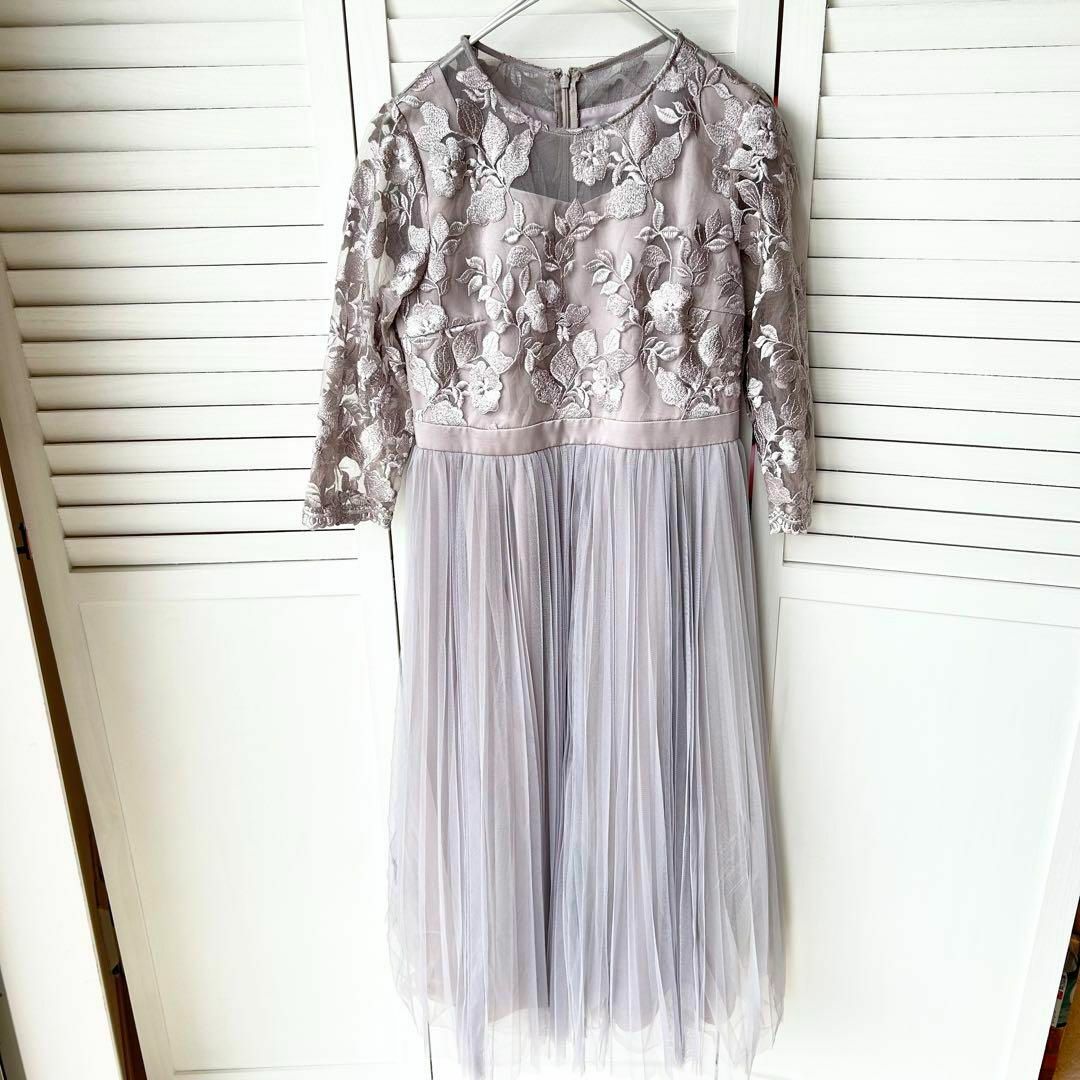 Feroux(フェルゥ)の極美品 フェルゥ エンブロイダリー刺繍ドレス ライトグレー 1 レディースのフォーマル/ドレス(その他ドレス)の商品写真