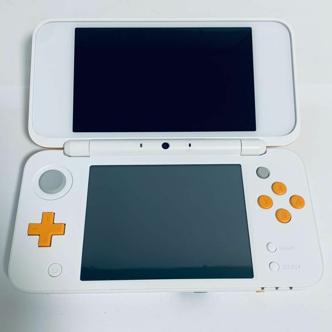 【520】 Newニンテンドー 2DS LL ホワイト×オレンジ エンタメ/ホビーのゲームソフト/ゲーム機本体(携帯用ゲーム機本体)の商品写真