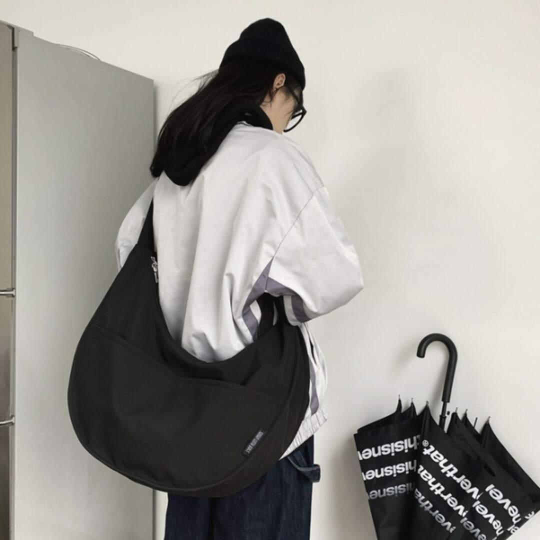 ショルダーバッグ　防水　シンプル　オシャレ　大容量　大きい　無印　韓国　大人気 レディースのバッグ(ショルダーバッグ)の商品写真