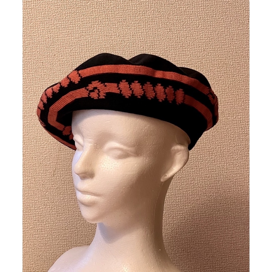 Vivienne Westwood(ヴィヴィアンウエストウッド)のヴィヴィアンウエストウッド　ノット柄ベレー帽　黒 レディースの帽子(ハンチング/ベレー帽)の商品写真